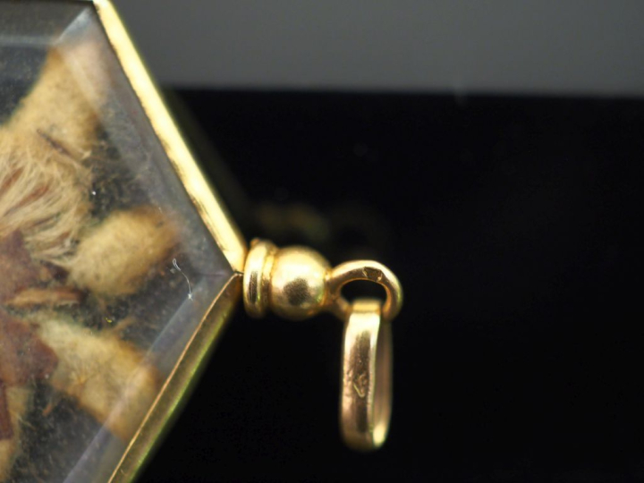 Pendentif hexagonal en or jaune 750 et verre, serti de fleurs sechées.
