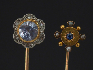 Vente aux enchères Ensemble comprenant :  - une épingle à cravate en or jaune 750, sertie