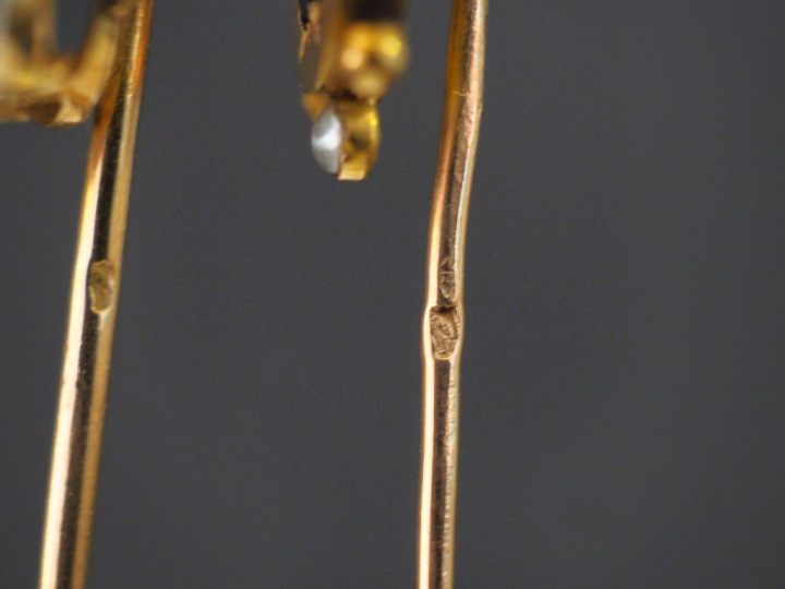 Ensemble comprenant :  - une épingle à cravate en or jaune 750, sertie