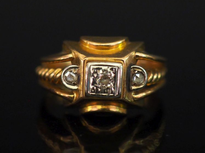 Bague de style 1940 en or jaune 750, sertie d'un petit éclat de diaman