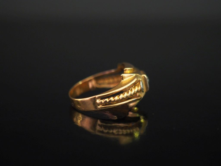 Bague de style 1940 en or jaune 750, sertie d'un petit éclat de diaman