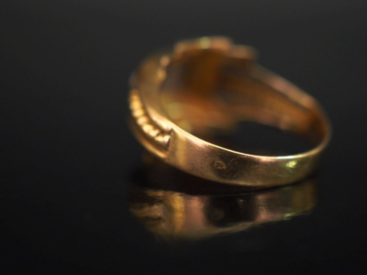 Bague de style 1940 en or jaune 750, sertie d'un petit éclat de diaman