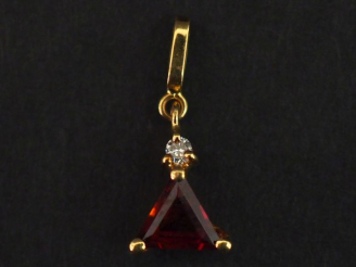 Vente aux enchères Petit pendentif en or jaune 750, serti en son centre d'une pierre roug