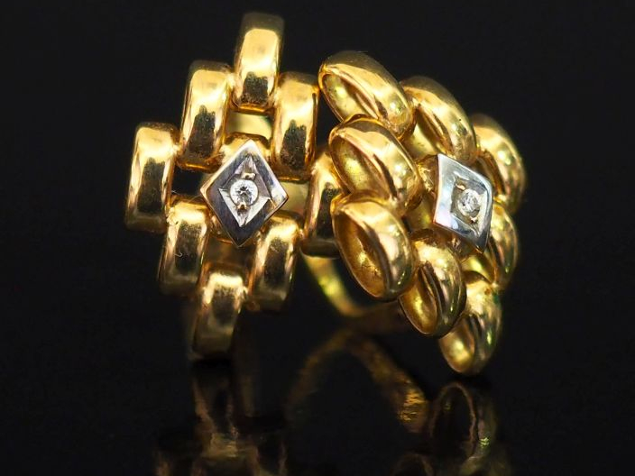 Paire de perces oreilles en forme de losange ajouré en or jaune 750, s