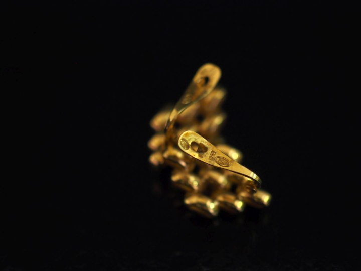 Paire de perces oreilles en forme de losange ajouré en or jaune 750, s