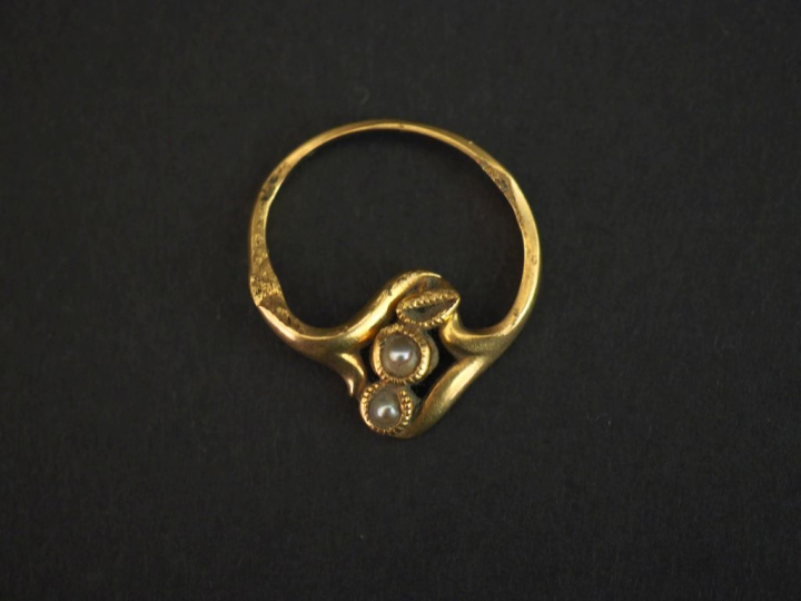 Bague en or jaune 750, de forme stylisée et agrémentée de deux perles 