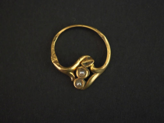 Vente aux enchères Bague en or jaune 750, de forme stylisée et agrémentée de deux perles 