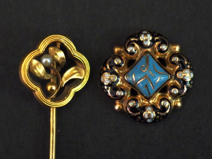 Ensemble comprenant :  - une épingle à cravate 1900, à décor d'un moti