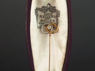 Vente aux enchères Epingle à cravate deux tons d'or 750, à décor de deux cercles entrelac