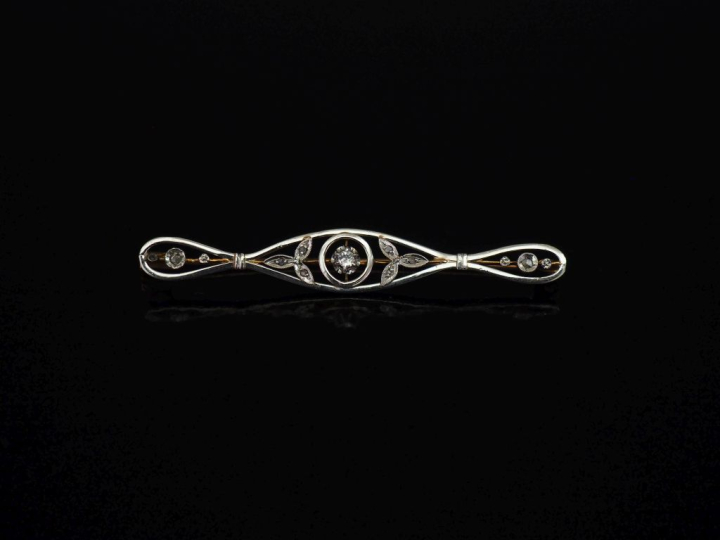 Broche 1900 de style Louis XVI en or jaune 750, sertie d'une pierre à 