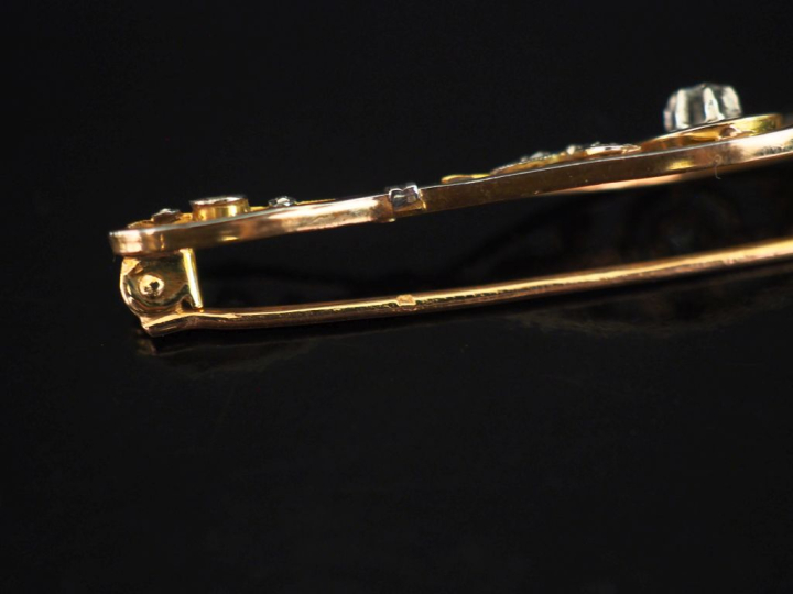 Broche 1900 de style Louis XVI en or jaune 750, sertie d'une pierre à 