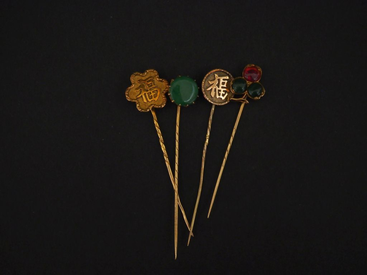 Ensemble comprenant :  - deux différentes épingles à cravate en or jau