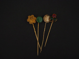 Vente aux enchères Ensemble comprenant :  - deux différentes épingles à cravate en or jau