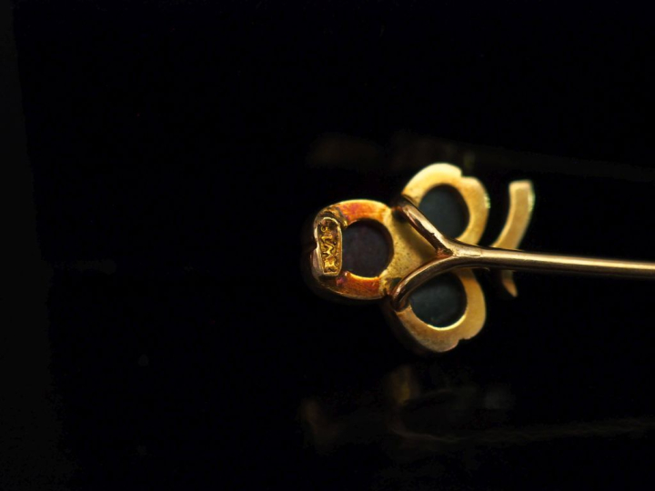 Ensemble comprenant :  - deux différentes épingles à cravate en or jau