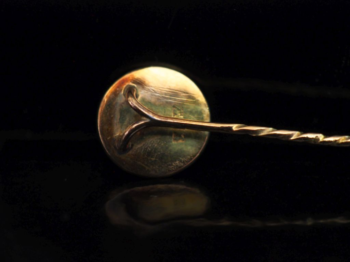 Ensemble comprenant :  - deux différentes épingles à cravate en or jau