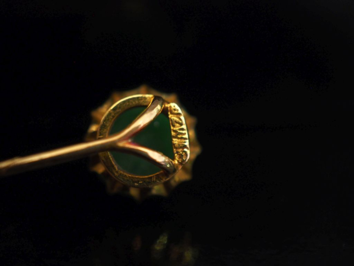 Ensemble comprenant :  - deux différentes épingles à cravate en or jau