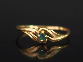 Vente aux enchères Petite bague de forme stylisée et ajourée en or jaune 750, sertie en s