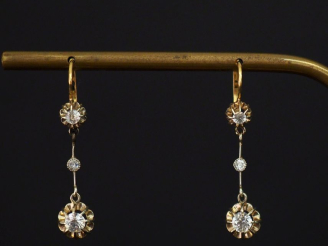 Vente aux enchères Paire de perces oreilles en or jaune 750, sertis de pierres à l'imitat