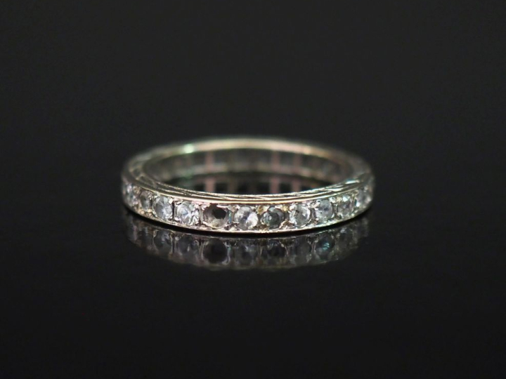 Alliance américaine en or blanc 750, sertie de pierres à l'imitation d