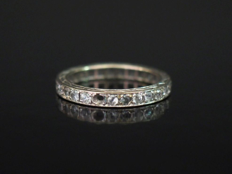 Vente aux enchères Alliance américaine en or blanc 750, sertie de pierres à l'imitation d