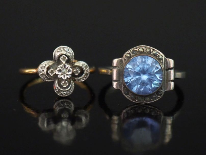 Ensemble comprenant :  - une petite bague en or jaune 750, sertie en s