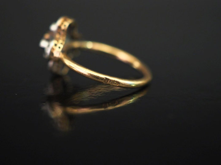 Ensemble comprenant :  - une petite bague en or jaune 750, sertie en s