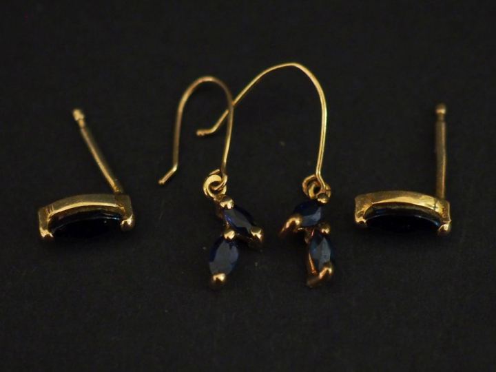 Ensemble comprenant :  - une paire de puces d'oreilles en or jaune 750