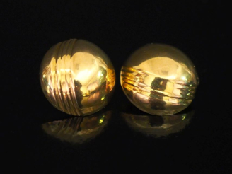 Vente aux enchères Paire de perces oreilles en or jaune 750, en forme de demi-sphère, à d