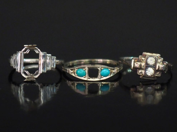 Ensemble comprenant :  - une bague en or blanc 750, sertie de pierre à