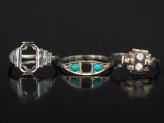 Vente aux enchères Ensemble comprenant :  - une bague en or blanc 750, sertie de pierre à