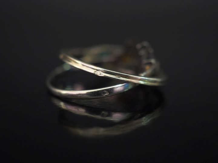 Ensemble comprenant :  - une bague en or blanc 750, sertie de pierre à