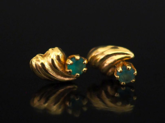 Vente aux enchères Paire de puces d'oreilles en or jaune 750, serties d'une petites pierr