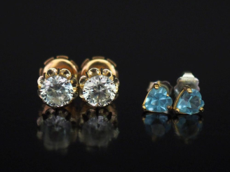 Vente aux enchères Paire de puces d'oreilles en or jaune 750, serties en leur centre d'un