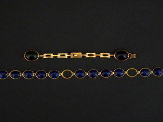 Vente aux enchères Ensemble comprenant :  -	 un bracelet en or jaune 585, composé de mail