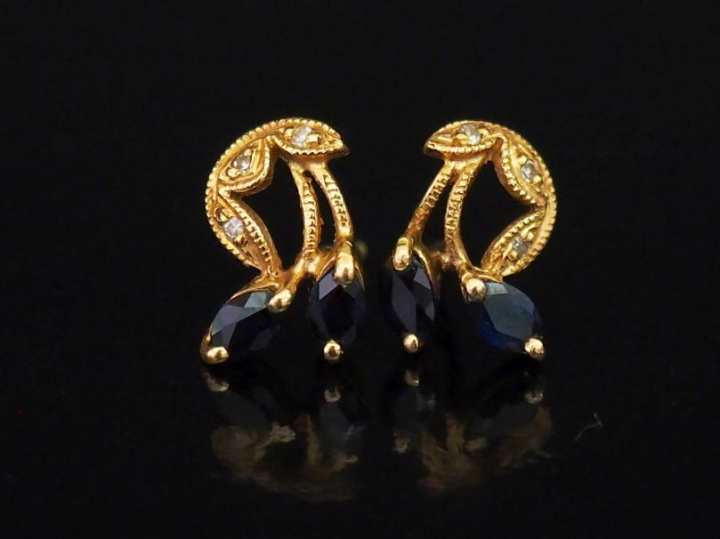 Paire de perces oreilles en or jaune 750, sertis de trois petits diama