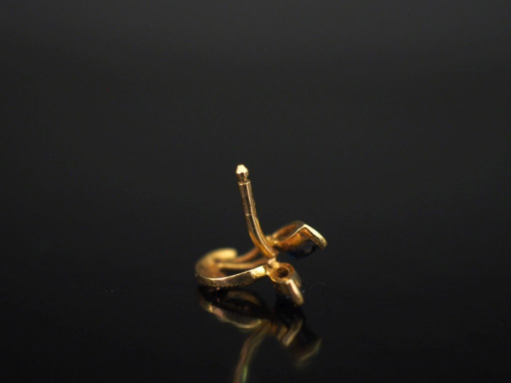 Paire de perces oreilles en or jaune 750, sertis de trois petits diama