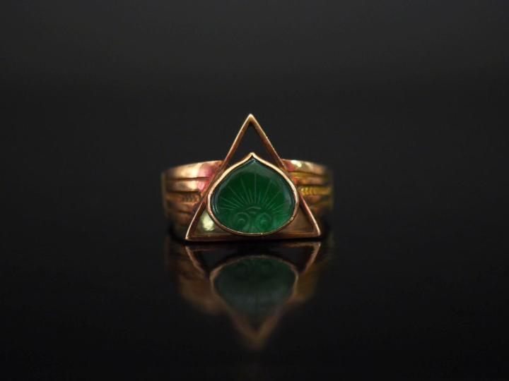 Bague en or jaune 585, à décor d'un triangle ajouré serti en son centr