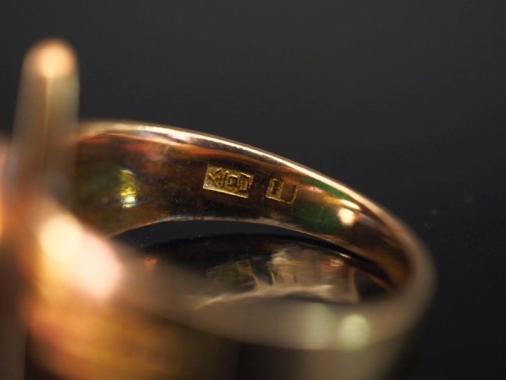 Bague en or jaune 585, à décor d'un triangle ajouré serti en son centr