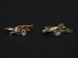 Vente aux enchères Ensemble comprenant :  -	 une paire de perces oreilles en or jaune 750