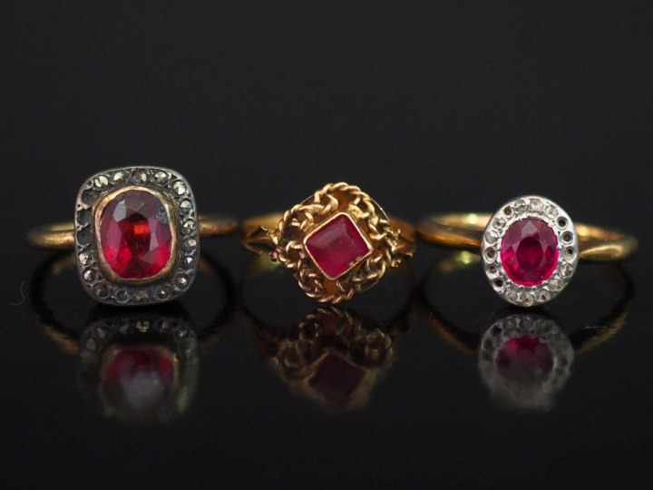 Ensemble comprenant :  - une bague en or jaune 750, sertie en son cent