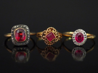 Vente aux enchères Ensemble comprenant :  - une bague en or jaune 750, sertie en son cent