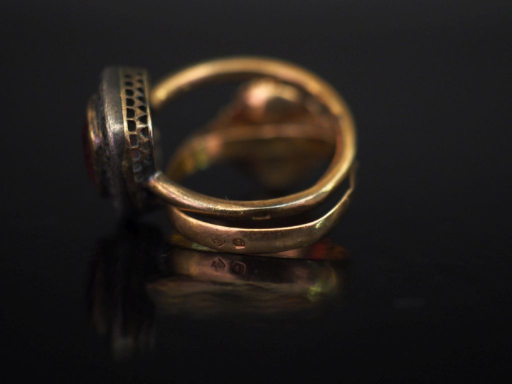 Ensemble comprenant :  - une bague en or jaune 750, sertie en son cent