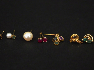 Vente aux enchères Ensemble comprenant :  - une paire de puces d'oreilles en or jaune 750