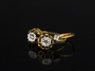 Vente aux enchères Paire de perces oreilles en or jaune 750, sertis d’éclats à l’imitatio