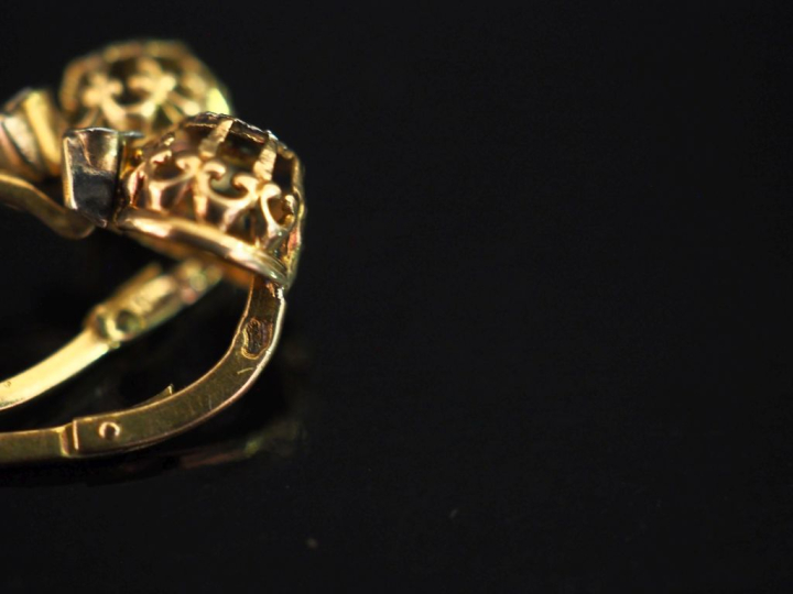 Paire de perces oreilles en or jaune 750, sertis d’éclats à l’imitatio