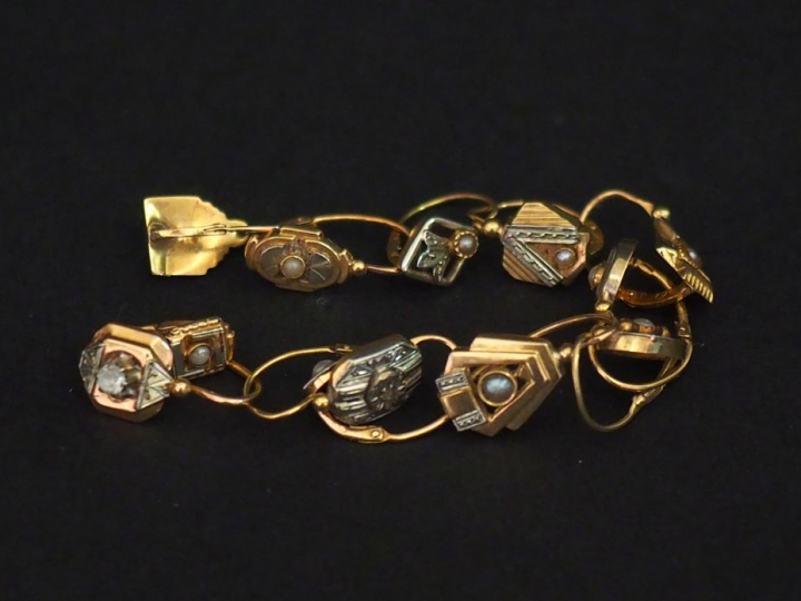 Ensemble de perces oreilles dépareillés en or jaune 750, sertis d’une 