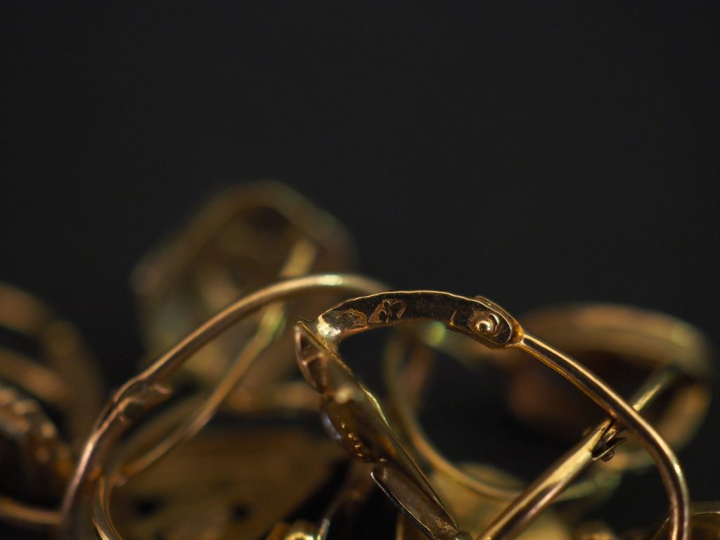 Ensemble de perces oreilles dépareillés en or jaune 750, sertis d’une 