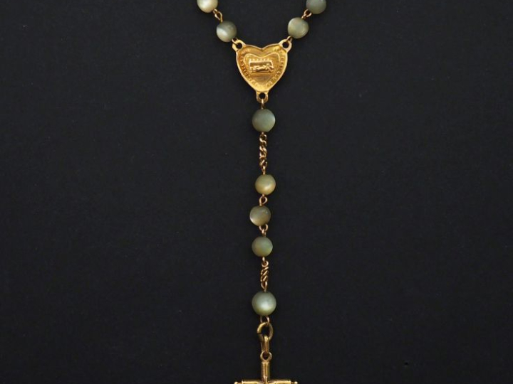 Chapelet en or jaune 750 et perles à l'imitation de la nacre.  Long. 3