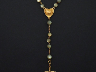 Vente aux enchères Chapelet en or jaune 750 et perles à l'imitation de la nacre.  Long. 3