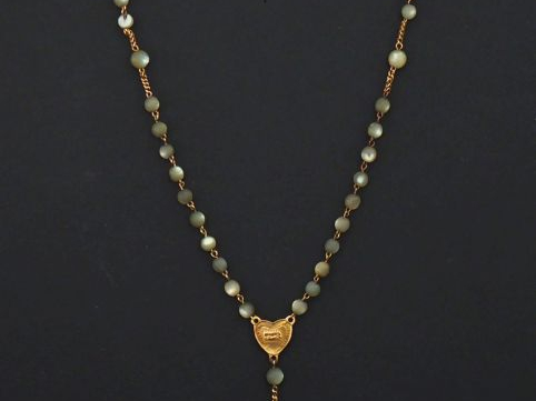 Chapelet en or jaune 750 et perles à l'imitation de la nacre.  Long. 3